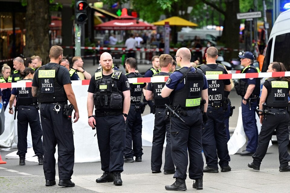 Berlin Auto in Menschenmenge