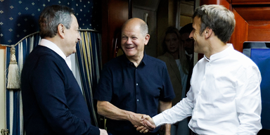 "Busfahrer-Hemd": Netz spottet &uuml;ber Scholz' Kleiderwahl