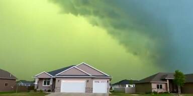20220707_66_651454_Video_of_the_green_sky_behind_the_wall_cloud_as_it_passes_Sioux_Falls_SD_-_-_SoDakZak_on_Reddit.jpg