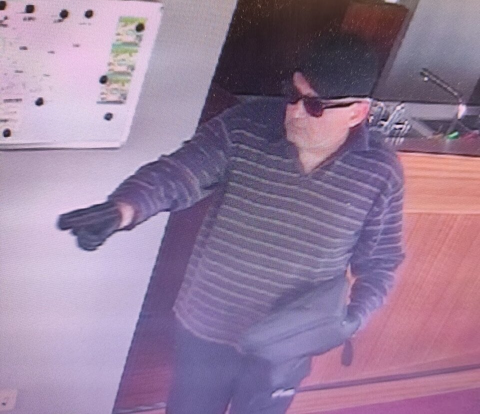 Bewaffneter Überfall: Polizei sucht diesen Mann