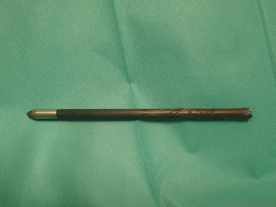 Grausame Tierquälerei: Katze mit Pfeil durchbohrt