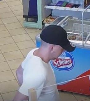 Nach Diebstahl: Polizei sucht diese Person