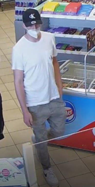 Nach Diebstahl: Polizei sucht diese Person