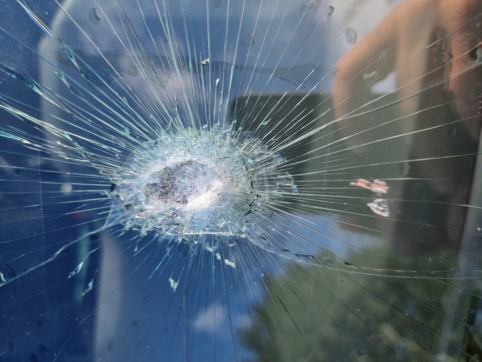 Güterzug verliert Steine und trifft fahrenden Familien-Pkw