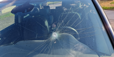 G&uuml;terzug verliert Steine und trifft fahrenden Familien-Pkw