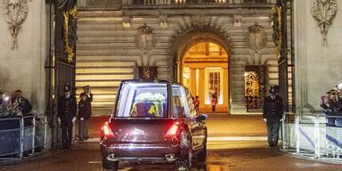 Sarg der Queen in London angekommen