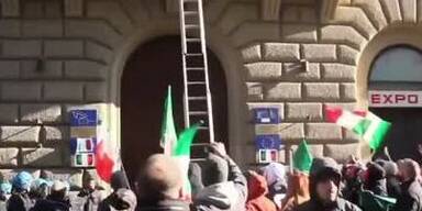 20220925_66_666914_220925_ITALIEN_WAHL_ROeMER_STUeRMEN_EU_GEBAeUDE_HISSEN_ITALIENISCHE_FLAGGE