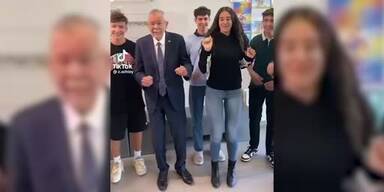 20221004_66_668753_221004_VIDEO_Van_der_Bellen_Tanzt_in_TikTok-Video_mit_Schuelern_a_bisl_cringe_0min08_BM.jpg