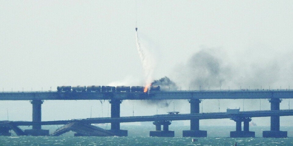Brennende Krim-Brücke eingestürzt, drei Tote