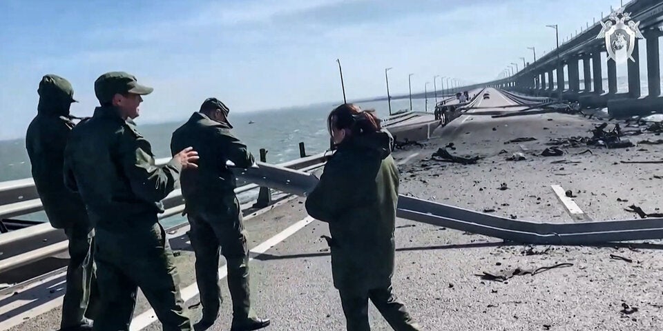 Brennende Krim-Brücke eingestürzt, drei Tote