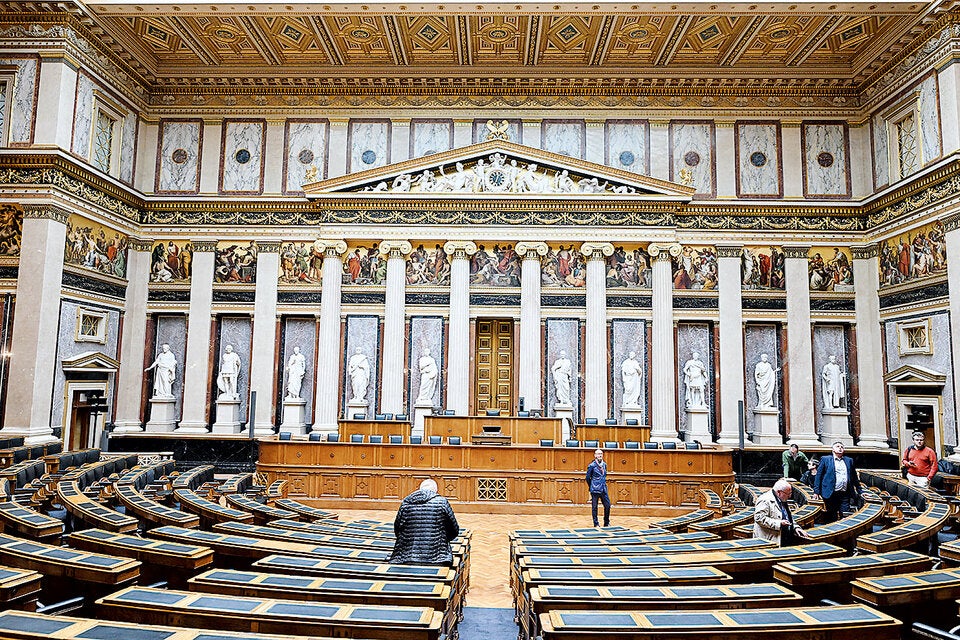 Parlament: Cabrio-Dach und umgefärbte Bänke