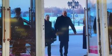 20221220_66_686471_Visiting_the_Republic_Palace_in_Minsk_today_Putin_does_not_give_a_shit_which_direction_Lukashenko_w.jpg