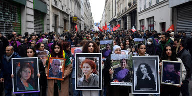 Hunderte Menschen bei Gedenkmarsch f&uuml;r Opfer von Gewalttat in Paris