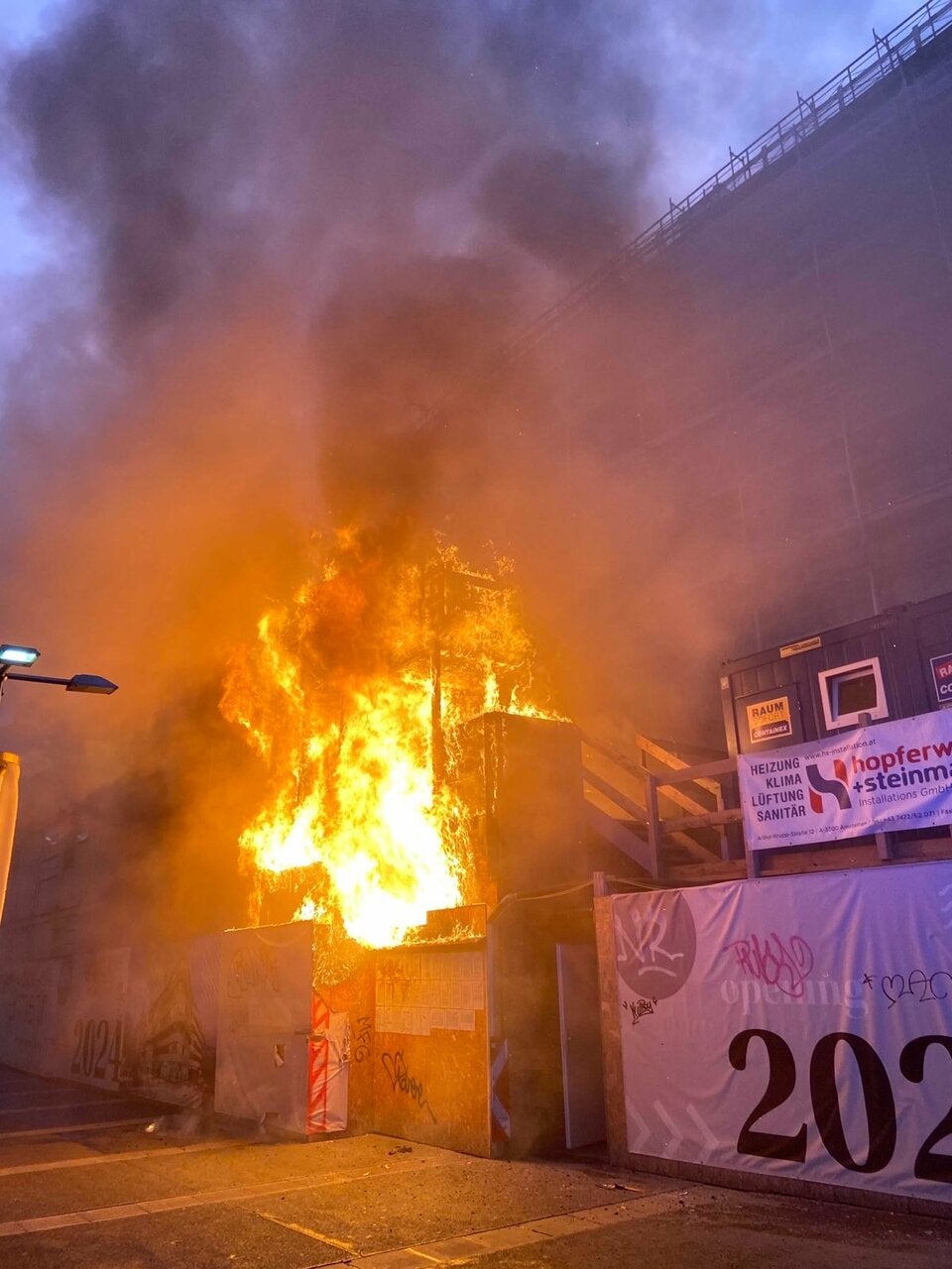 Video zeigt spektakulären Brand in Wien