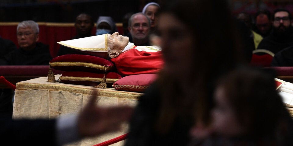 Benedikt XVI.: Zehntausende nehmen Abschied