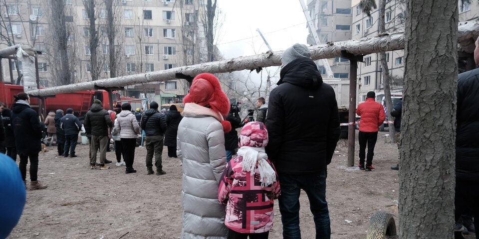 Russischer Angriff auf Wohnhaus: 30 Tote und Suche nach Vermissten