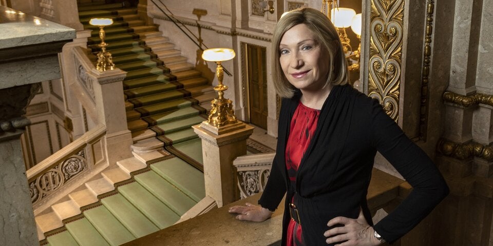 Ihren zweiten Opernball organisiert Susanne Athanasiadis, die heuer ein Kleid von Thang de Hoo tragen wird.