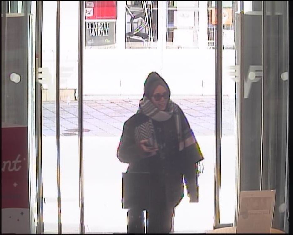 Nach Diebstahl: Polizei sucht nach dieser Frau