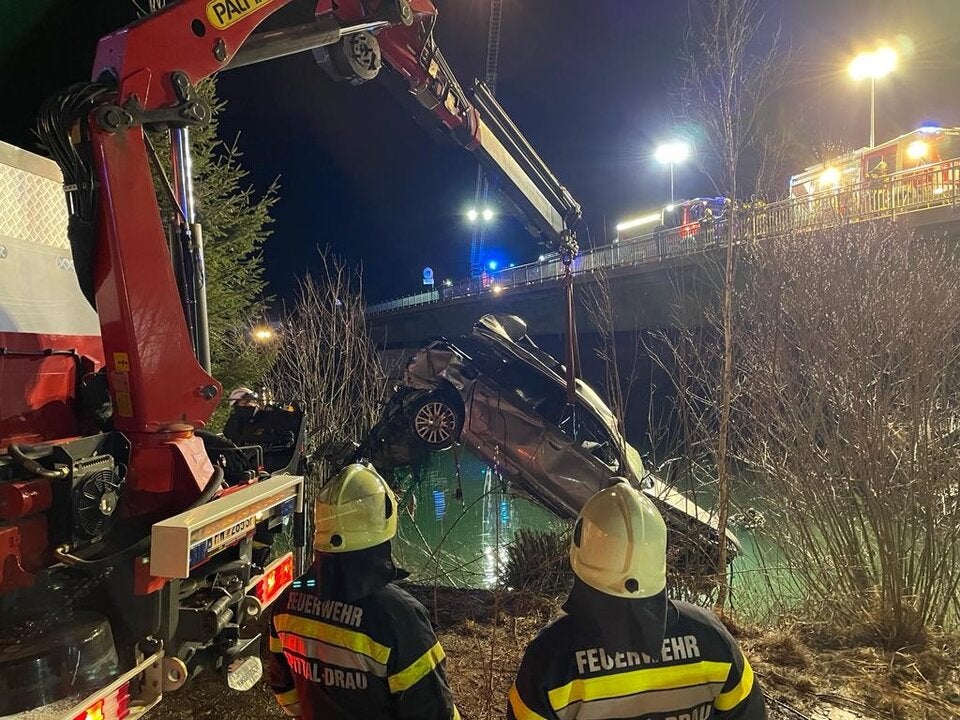 20-Jähriger stürzt mit Pkw in Drau Stockenboi