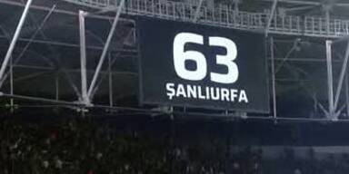20230227_66_702541_230227_xx_SPORT_besiktas-fans_werfen_plUeSCHTIERE_AUF_RASEN_1min12.jpg
