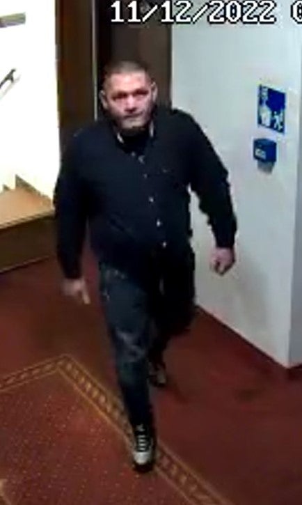 Dieb bestiehlt schlafende Gäste in ihren Hotelzimmern