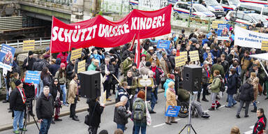 Demo gegen Drag-Queen-Lesung