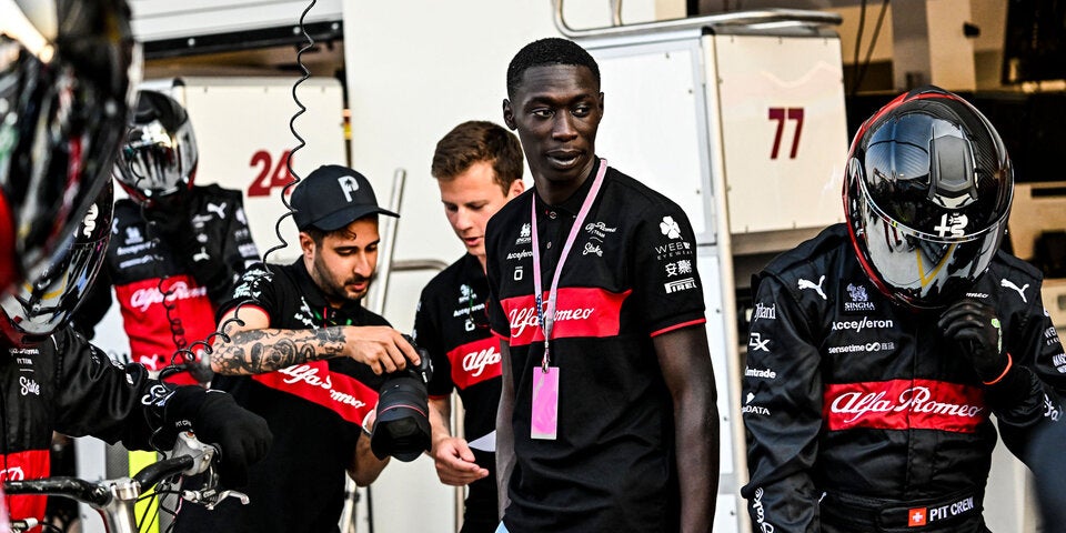 Influencer Khaby Lame schaut wieder einmal bei der Königsklasse des Motorsport vorbei