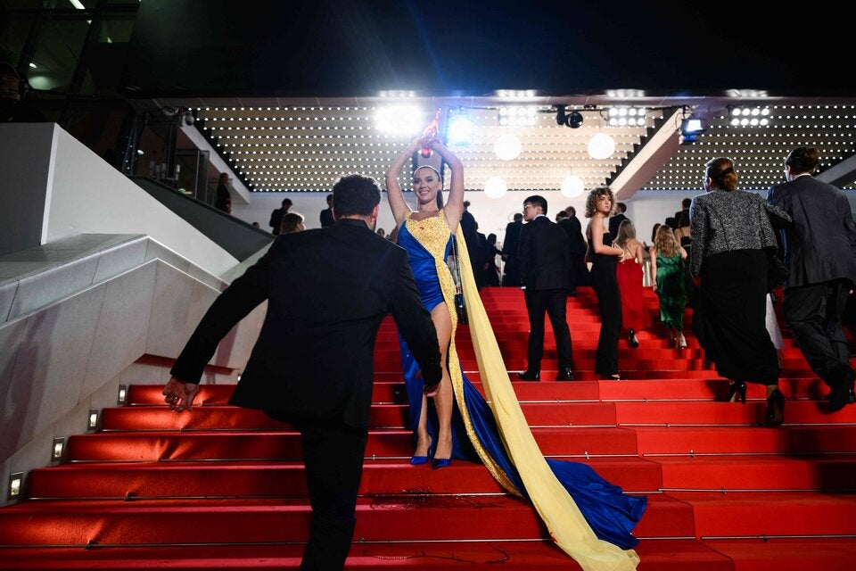 Skandal in Cannes: Frau im Ukraine-Kleid sorgt für blutigen Protest