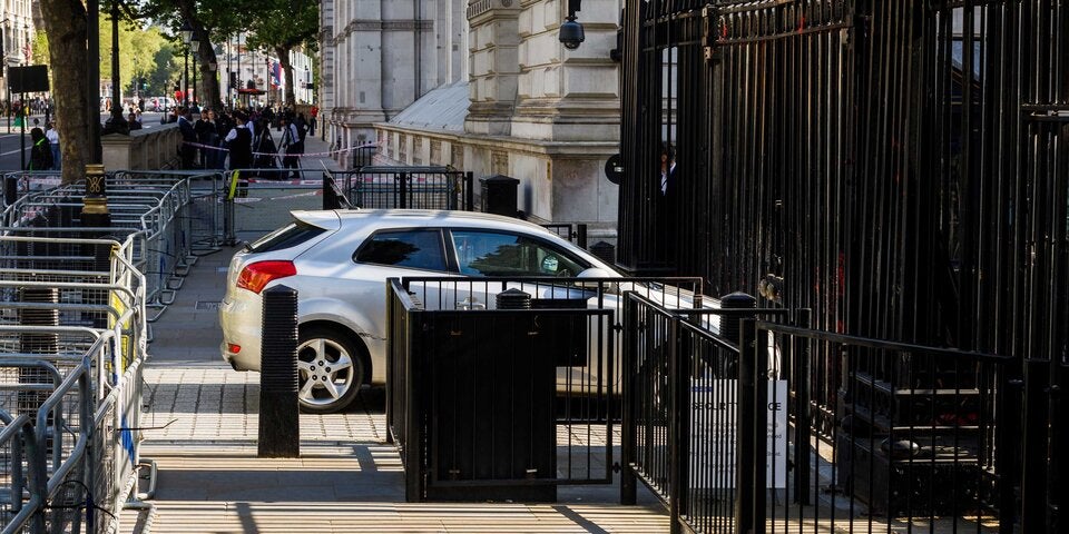 Auto fährt in Absperrung an Londoner Downing Street