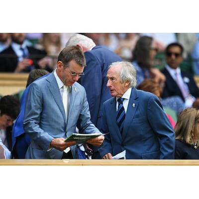 Tag 14: Carlos Alcaraz präsentiert stolz die Trophäe.