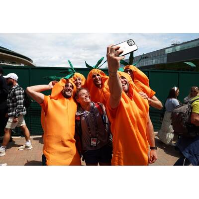 Tag 14: Carlos Alcaraz präsentiert stolz die Trophäe.