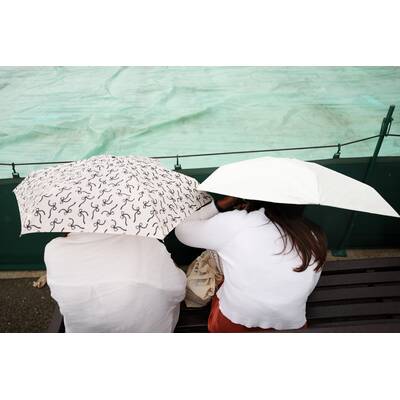 Tag 14: Carlos Alcaraz präsentiert stolz die Trophäe.