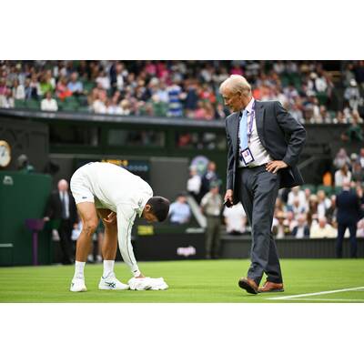 Tag 14: Carlos Alcaraz präsentiert stolz die Trophäe.