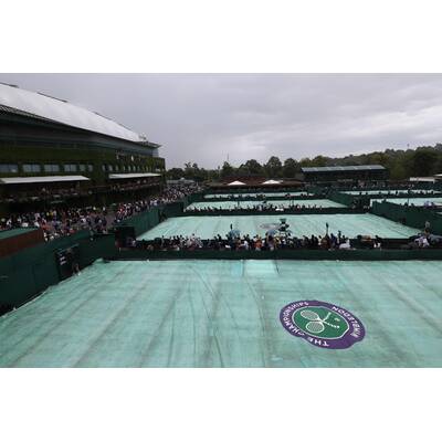 Tag 14: Carlos Alcaraz präsentiert stolz die Trophäe.