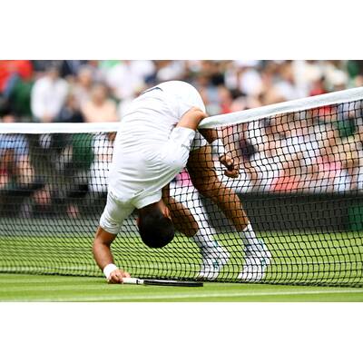 Tag 14: Carlos Alcaraz präsentiert stolz die Trophäe.