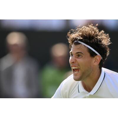 Tag 14: Carlos Alcaraz präsentiert stolz die Trophäe.