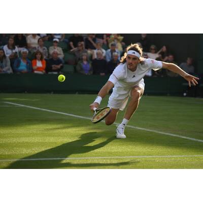 Tag 14: Carlos Alcaraz präsentiert stolz die Trophäe.