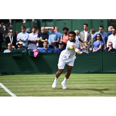 Tag 14: Carlos Alcaraz präsentiert stolz die Trophäe.