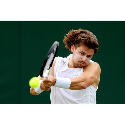 Tag 14: Carlos Alcaraz präsentiert stolz die Trophäe.