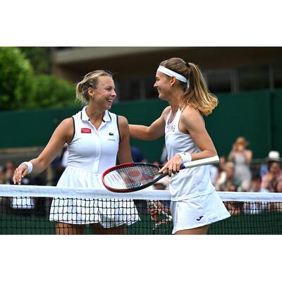 Tag 14: Carlos Alcaraz präsentiert stolz die Trophäe.