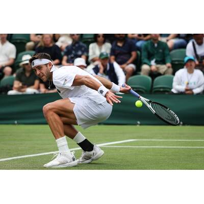 Tag 14: Carlos Alcaraz präsentiert stolz die Trophäe.