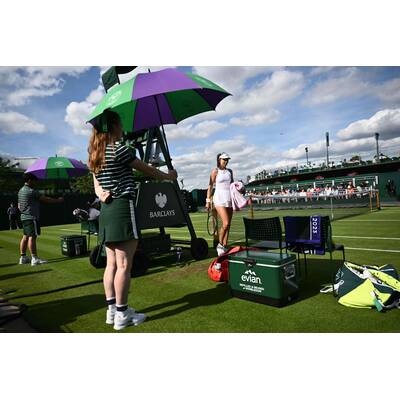 Tag 14: Carlos Alcaraz präsentiert stolz die Trophäe.