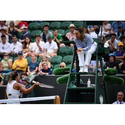 Tag 14: Carlos Alcaraz präsentiert stolz die Trophäe.