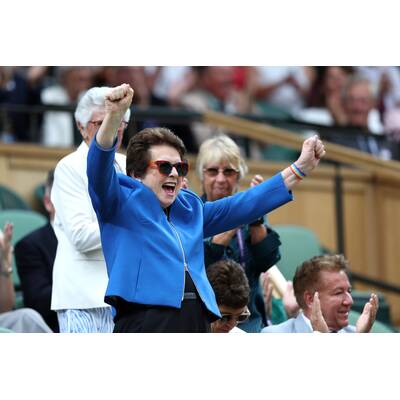 Tag 14: Carlos Alcaraz präsentiert stolz die Trophäe.