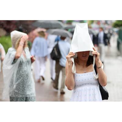 Tag 14: Carlos Alcaraz präsentiert stolz die Trophäe.