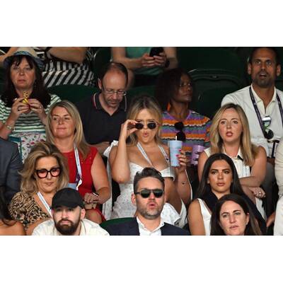 Tag 14: Carlos Alcaraz präsentiert stolz die Trophäe.