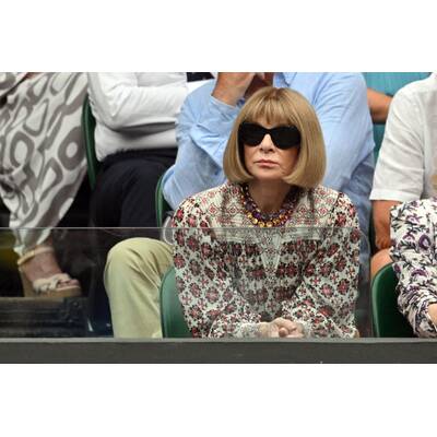 Tag 14: Carlos Alcaraz präsentiert stolz die Trophäe.