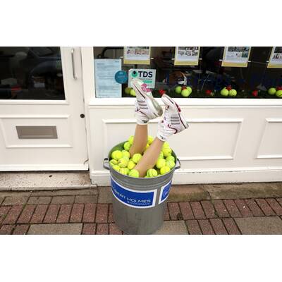 Tag 14: Carlos Alcaraz präsentiert stolz die Trophäe.