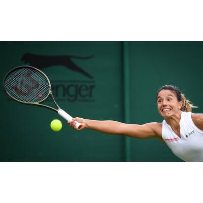 Tag 14: Carlos Alcaraz präsentiert stolz die Trophäe.