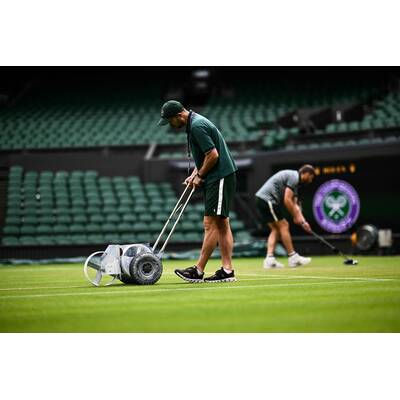 Tag 14: Carlos Alcaraz präsentiert stolz die Trophäe.